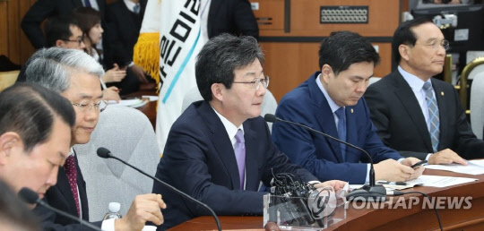 유승민 바른미래당 공동대표(가운데)가 20일 국회에서 열린 첫 의원총회에서 발언하고 있다. 사진=연합뉴스